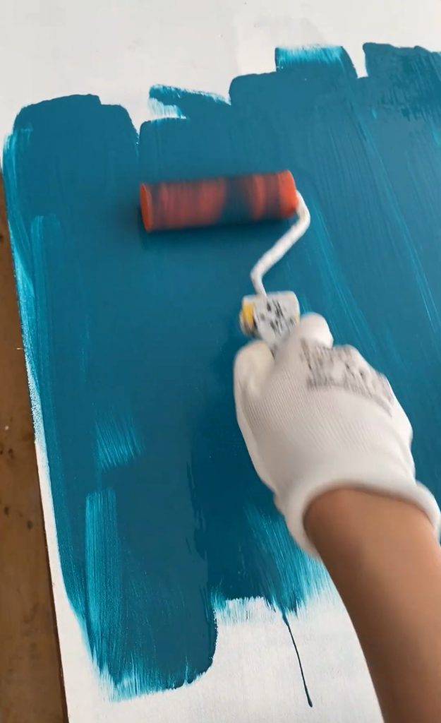 pintando sobre de un mueble antiguo