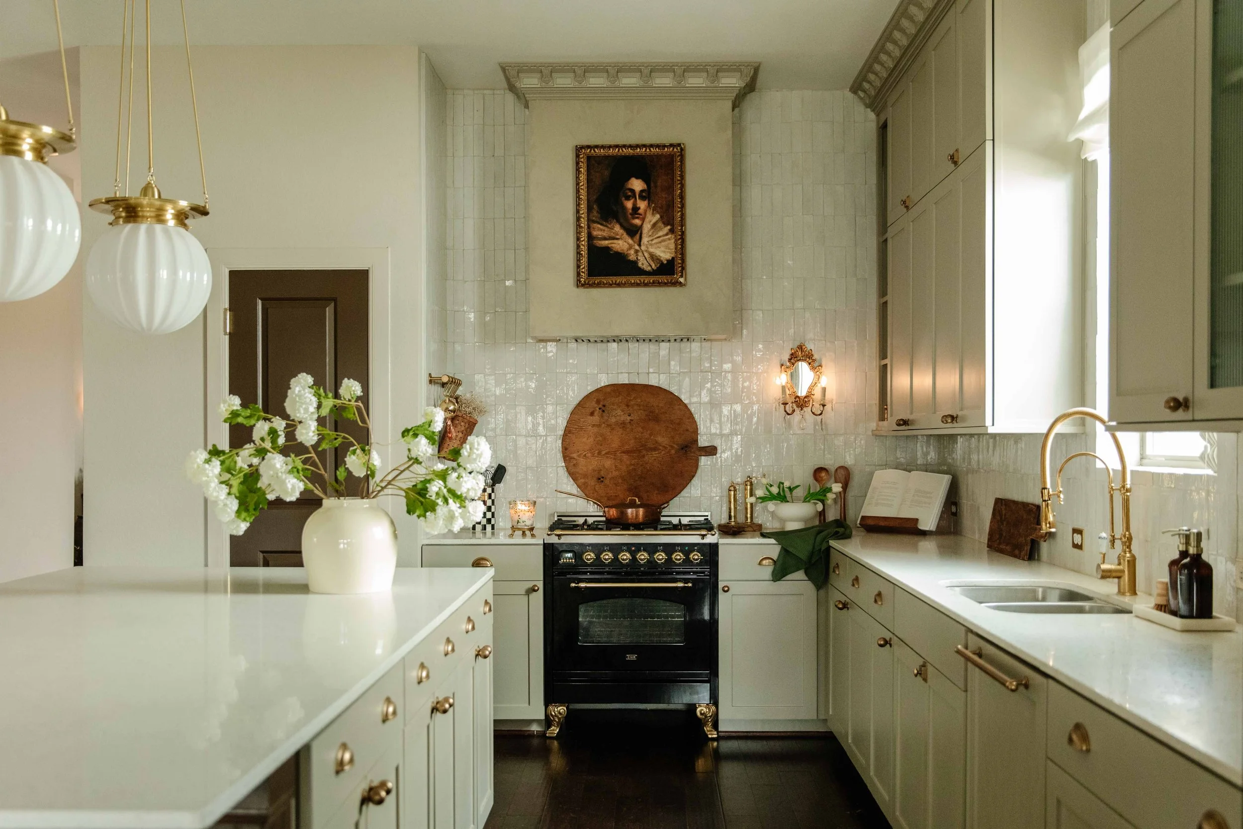 cocina tipo farmhouse con muebles al techo